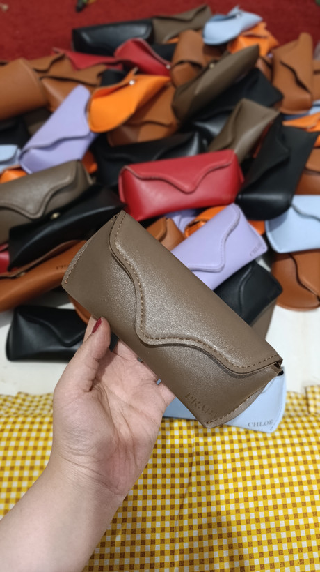 کیف عینک جاعینکی مگنتی چرم مصنوعی دارای فوم جهت ضربه گیر تک و عمده