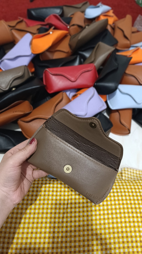 کیف عینک جاعینکی مگنتی چرم مصنوعی دارای فوم جهت ضربه گیر تک و عمده